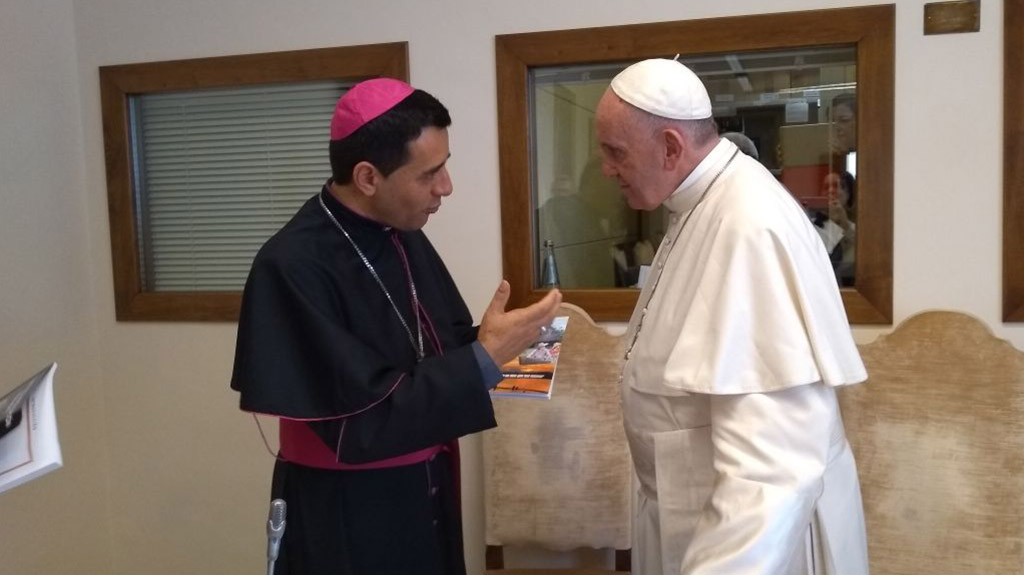 Mons. Joaquín presenta a Papa Francesco il documento della Minga Amazzonica.