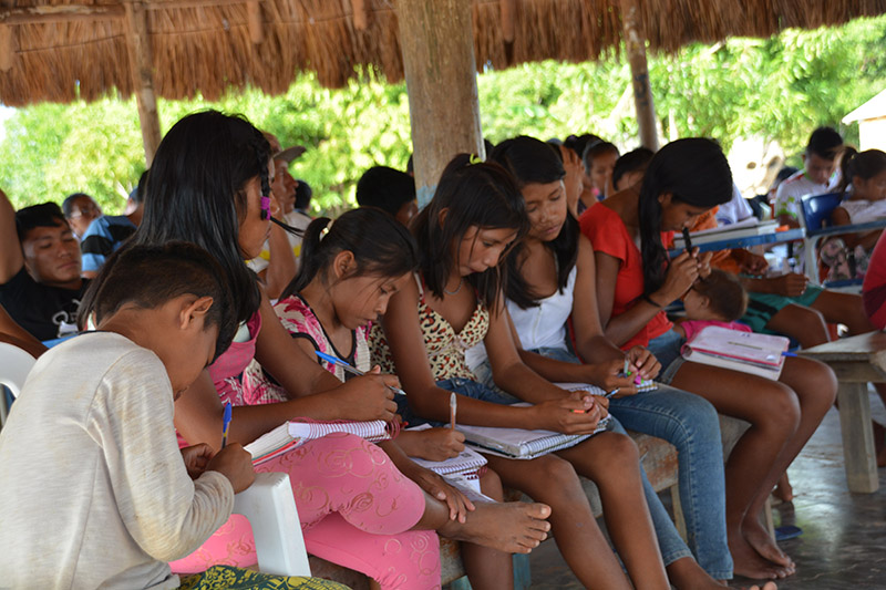 11 INMD K2 Criancas anotam compromissos em reuniao na Comunidade Sao Mateus TI RSS Roraima