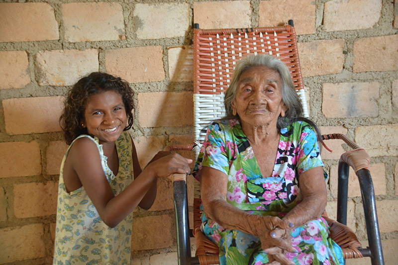 11 INMD L Dona Hilaria da Silva uma das fundadoras da aldeia Cantagalo com a neta Maria Edurarda TI RSS