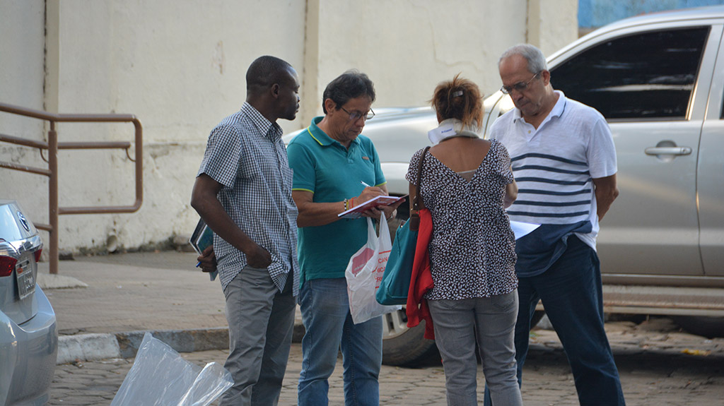 25 INMD 2 1 Equipe Itinerante conversa com mulher venezuelana nas ruas de Boa Vista