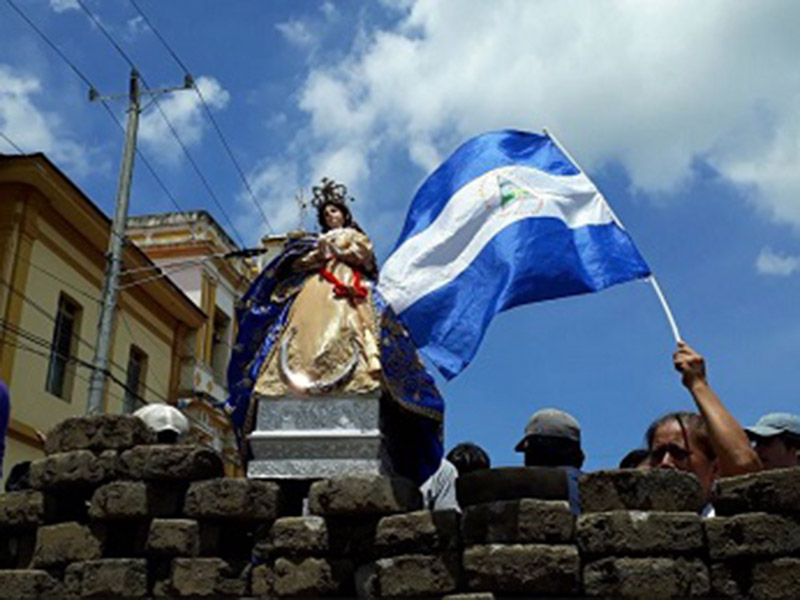 30 SL 1 La Virgen de la Asunción posa sobre una barricada. LA PRENSA CINTHYA TORRES