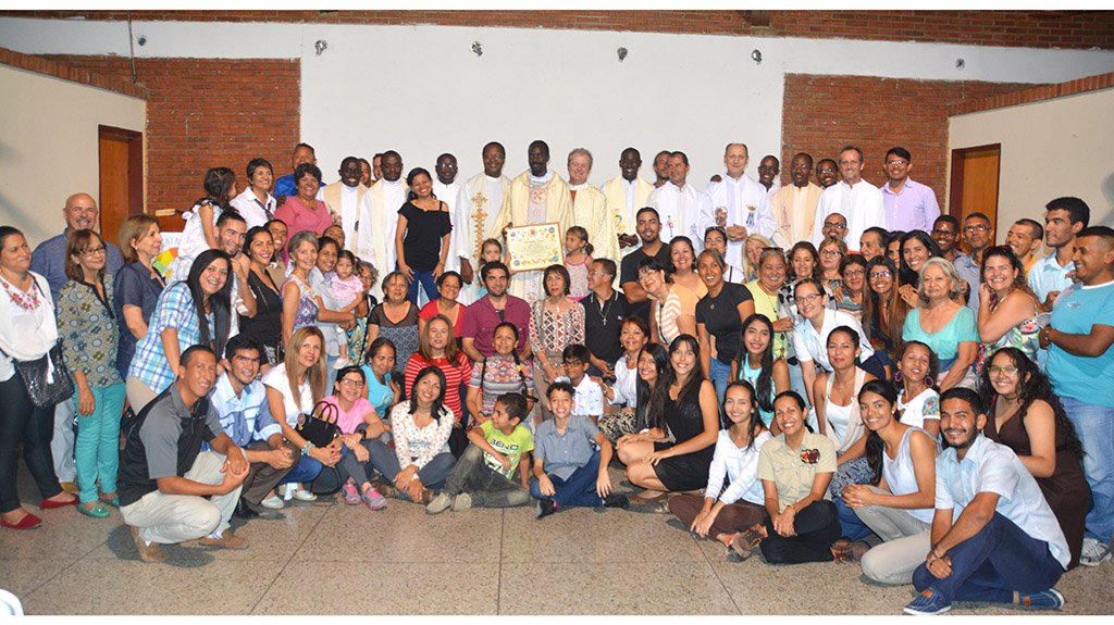 07 INMD 4 Misionero con la gente en el Centro de Animacion Misionera de Barquisimeto