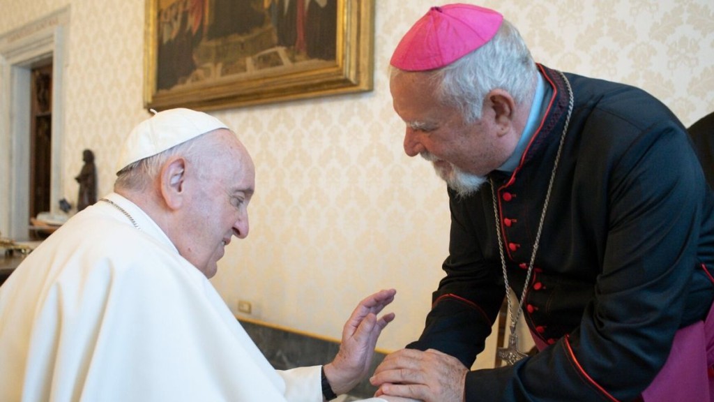 Mons. Elio Rama con Papa Francesco durante la visita ad limina